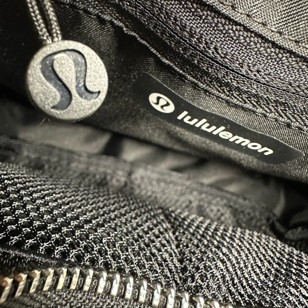 lululemon Everywhere Wunder Puff Crossbody Bag 2L – Black - Picture 9 of 10